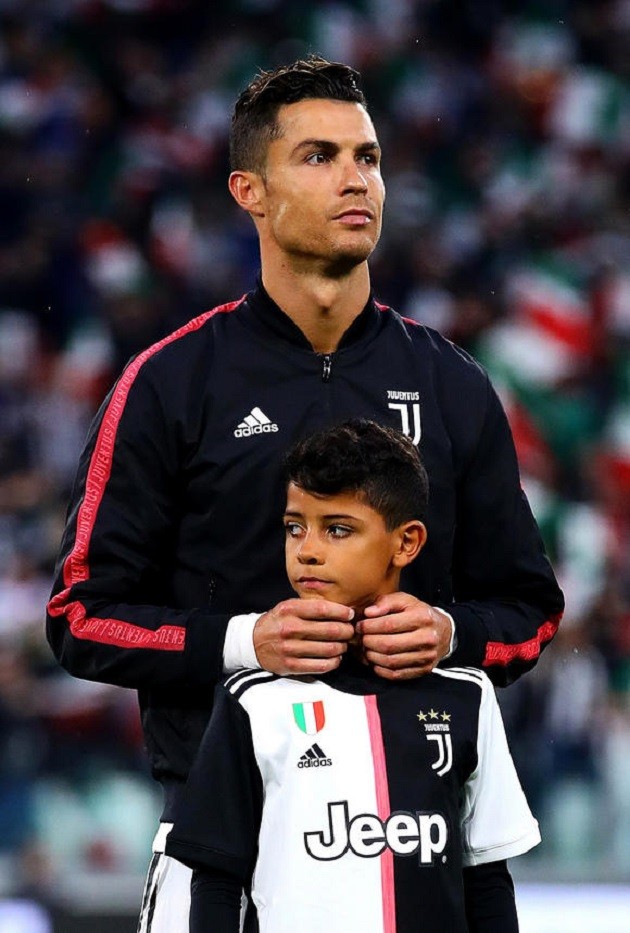 Cristiano Ronaldo Jnr before his first day at school in Manchester. Hình tròn màu đỏ - Bóng Đá