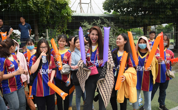 Sự thật thú vị về “Cô Tiên” từ thiện Thuỷ Tiên: Hóa ra là fan cứng của FCB88 - Bóng Đá