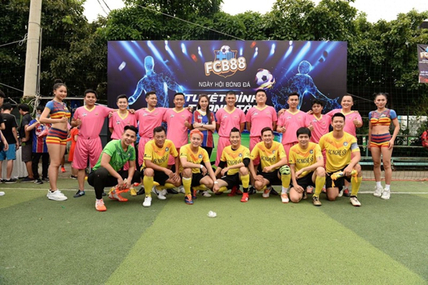 Sự thật thú vị về “Cô Tiên” từ thiện Thuỷ Tiên: Hóa ra là fan cứng của FCB88 - Bóng Đá