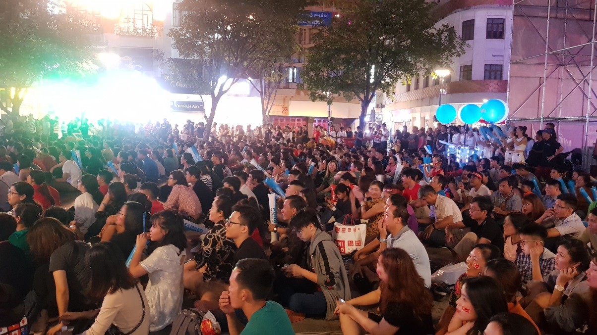 “Biển người” ăn mừng chiến thắng của U22 Việt Nam tại Phố đi bộ Nguyễn Huệ - Bóng Đá