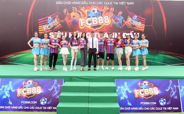 Sự thật thú vị về “Cô Tiên” từ thiện Thuỷ Tiên: Hóa ra là fan cứng của FCB88 - Bóng Đá
