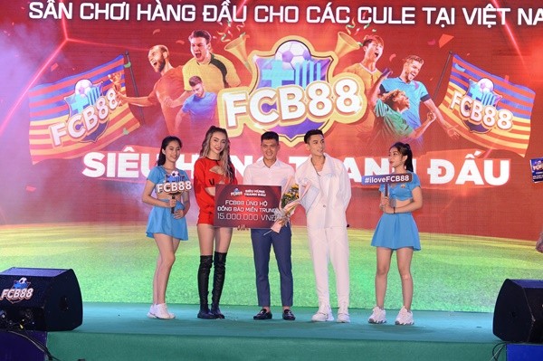 Sự thật thú vị về “Cô Tiên” từ thiện Thuỷ Tiên: Hóa ra là fan cứng của FCB88 - Bóng Đá