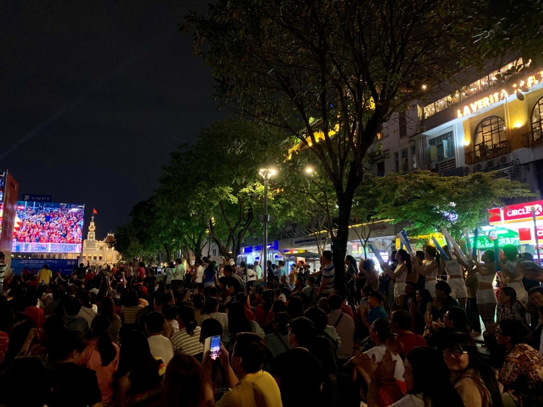 “Biển người” ăn mừng chiến thắng của U22 Việt Nam tại Phố đi bộ Nguyễn Huệ - Bóng Đá