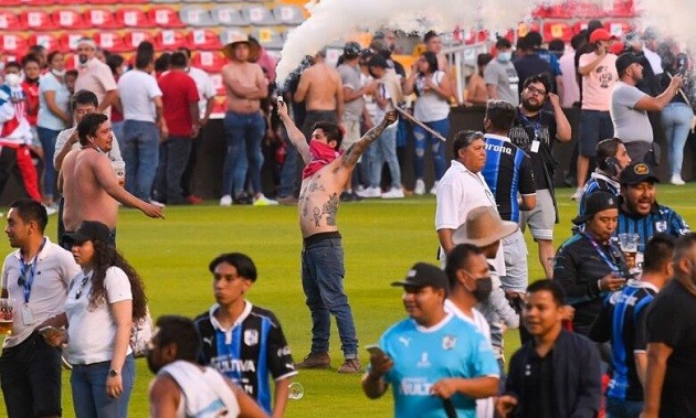 Queretaro-Atlas match in Liga MX suspended due to ugly fan violence - Bóng Đá