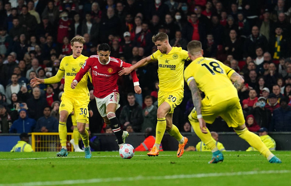 Ronaldo xô McTominay để tiện thực hiện cú tắc bóng chất lượng - Bóng Đá