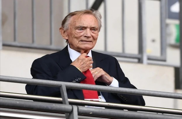 Ken Friar stepped down as Arsenal's executive director - Bóng Đá