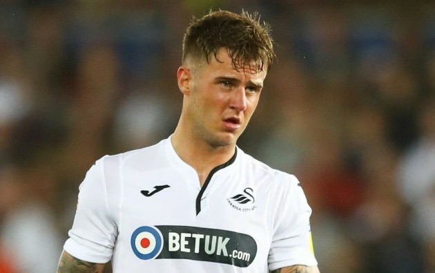 Man United battles West Ham for Joe Rodon - Bóng Đá