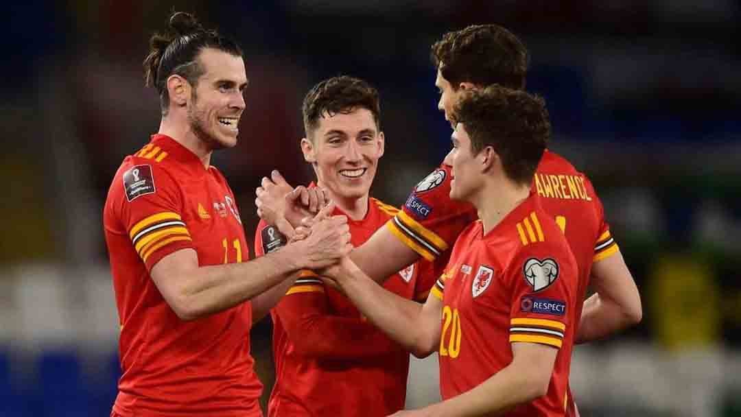 Cầu thủ xứ Wales đồng loạt ôm đầu sau pha hỏng ăn khó tin của Bale - Bóng Đá
