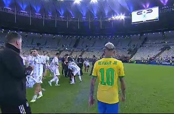 Hành động của Neymar với Messi sau trận chung kết - Bóng Đá
