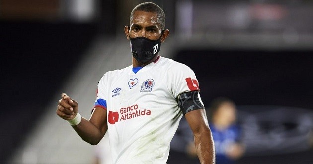 Honduras international Jerry Bengtson takes no chances in desperate bid to avoid catching Covid as he wears his mask DURING game against Thierry Henry - Bóng Đá