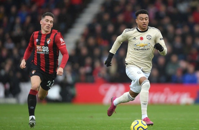 Man Utd ace Jesse Lingard looks baffled by Ole Gunnar Solskjaer's instructions - Bóng Đá