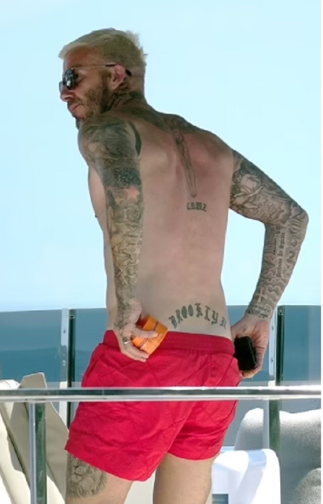 Harper Beckham, 9, zips around the water with dad David - Bóng Đá