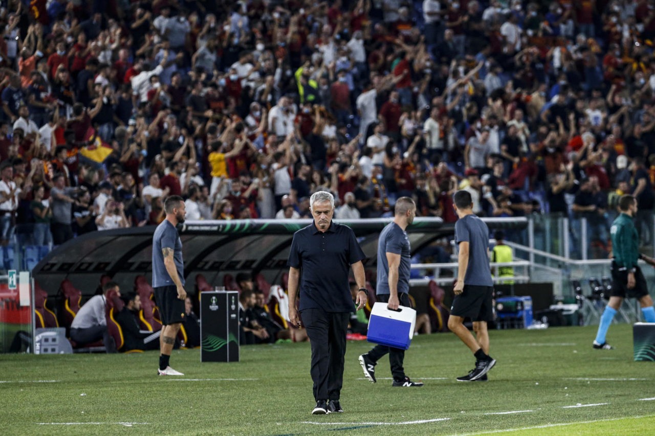 MOURINHO REFUSES TO DISCUSS ROMA TRANSFERS AMID DALOT RUMOURS - Bóng Đá