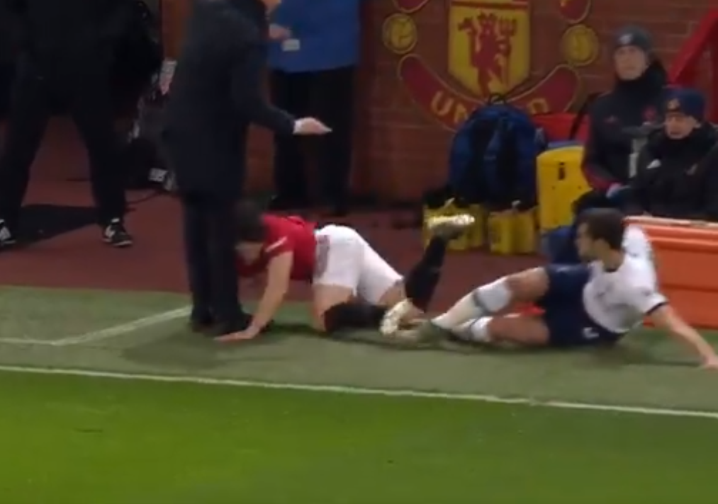 ẢNH Daniel James tông vào Mourinho - Bóng Đá