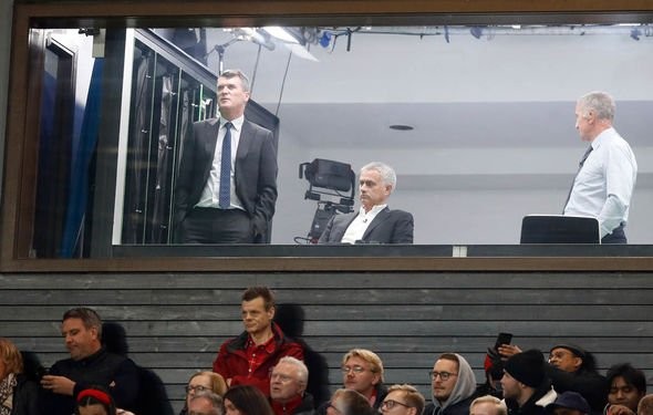 Jose Mourinho gestures to Man Utd fans at Old Trafford after they sing his name - Bóng Đá