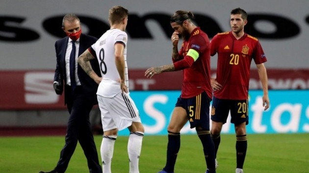 Kroos' touching gesture towards Sergio Ramos - Bóng Đá