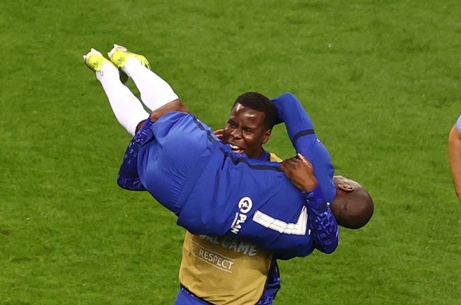 Sao Chelsea như 'phát điên', nhấc bổng Kante gây sốt - Bóng Đá