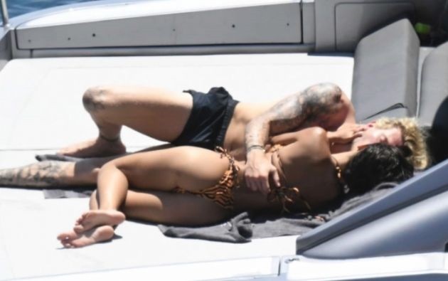 Photos: Liverpool’s Loris Karius issues apology to his stunning partner as he’s spotted kissing a mystery woman on a boat - Bóng Đá