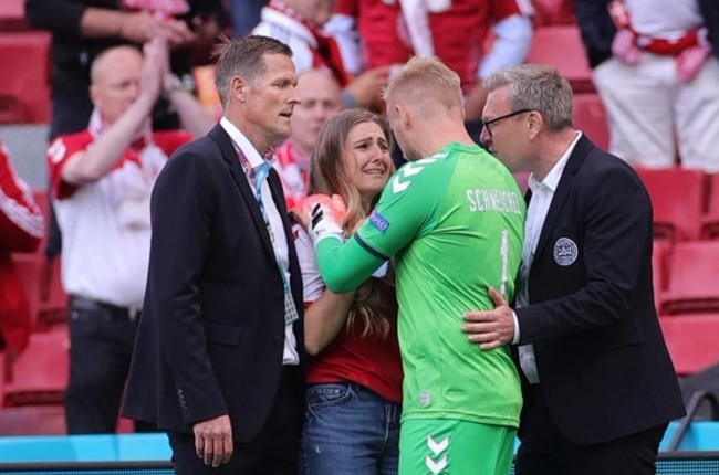 Emotional Kasper Schmeichel told Christian Eriksen’s distraught wife Sabrina ‘he breathes’ when she rushed on to pitch - Bóng Đá