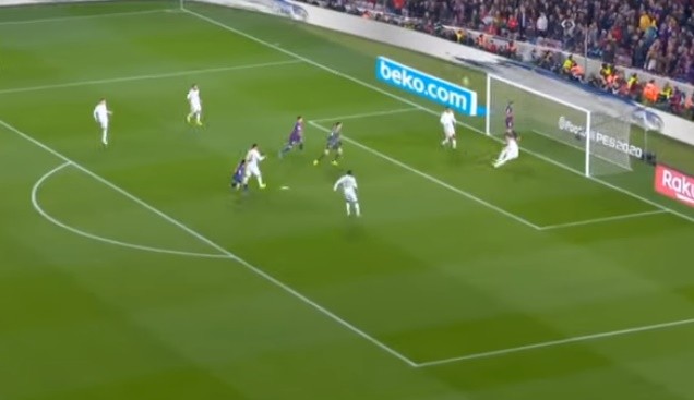 Video: Sergio Ramos appears to injure himself making brilliant goal line clearance vs Barcelona - Bóng Đá