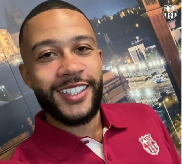 Depay arrives at Barcelona airport with a smile on his face - Bóng Đá