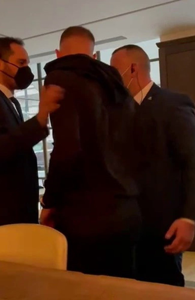 SỐC! Bê tha, 'kẻ bị Chelsea ruồng rẫy' làm loạn nơi công cộng - Bóng Đá