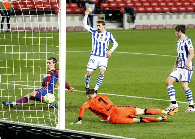 Barcelona's Antoine Griezmann produced one of the worst misses of 2020 vs Real Sociedad - Bóng Đá