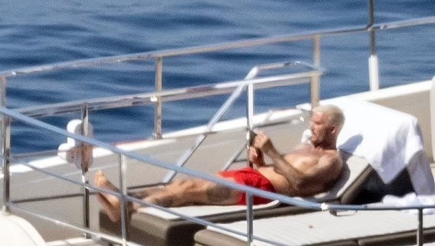PICTURED: David Beckham shares a fist-bump with an Italian officer  - Bóng Đá