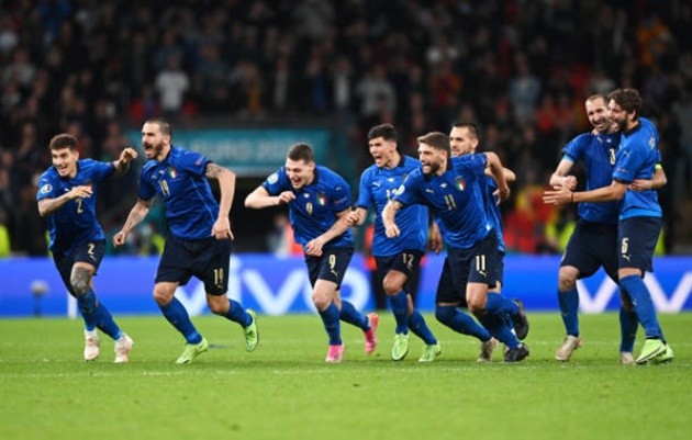 Biểu cảm hài hước của Chiellini với Alba trước loạt penalty - Bóng Đá