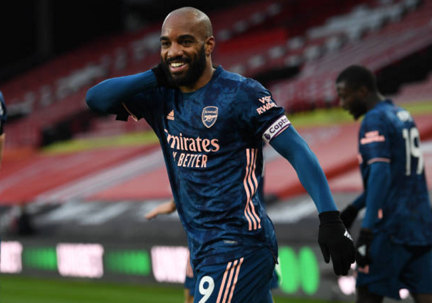 Lập đại công, Lacazette ngồi chung mâm với 2 huyền thoại Arsenal - Bóng Đá