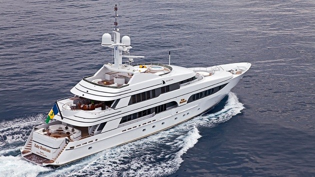 Roman Abramovich's £430m superyacht targeted by activists before fleeing to safety - Bóng Đá