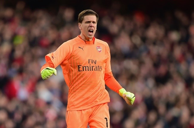 Người cũ Arsenal phì phèo thuốc lá trước giờ đấu Tây Ban Nha - Bóng Đá