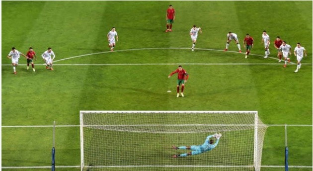 Máu quỷ trỗi dậy, Ronaldo tẩn đối thủ trước chấm 11 mét - Bóng Đá