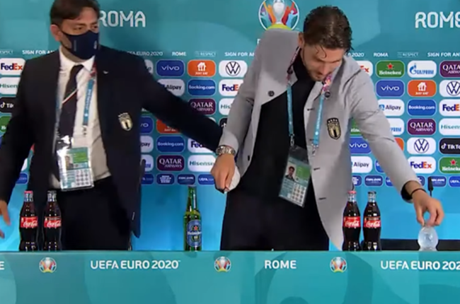 Italy star Manuel Locatelli joins Cristiano Ronaldo in removing Coca-Cola bottles at press conference - Bóng Đá