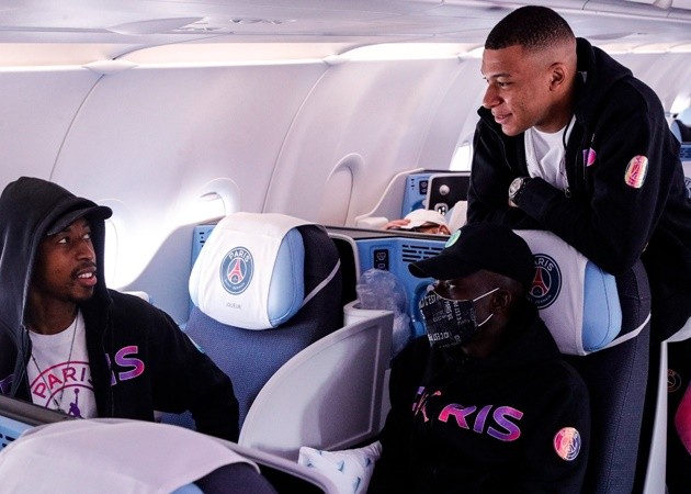 Lộ hình ảnh về Mbappe, PSG 'sợ hãi' hành quân đến Manchester - Bóng Đá