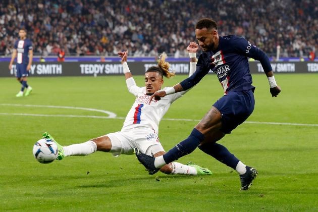 Man Utd, Barcelona tranh mua hậu vệ phải Lyon - Bóng Đá