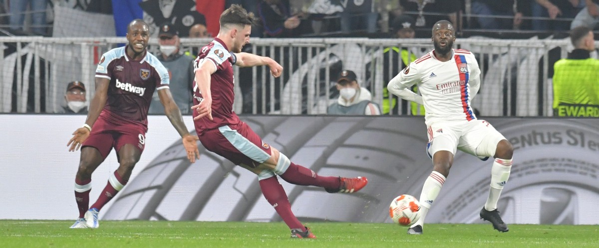 Bạo loạn nổ ra, Declan Rice lĩnh trọn chai nước từ CĐV đối thủ - Bóng Đá