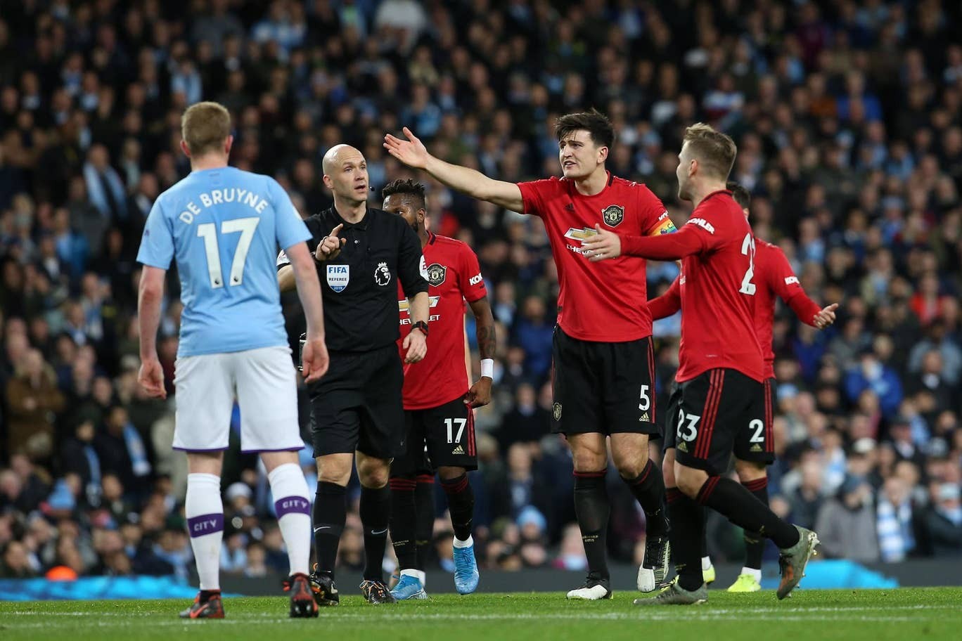 10 hình ảnh ấn tượng ở derby Manchester: 'Ác mộng' VAR; Pep lo sợ - Bóng Đá