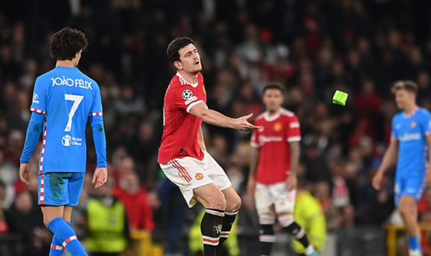 Micah Richards: Harry Maguire SHOULD hand the captain's armband to Cristiano Ronaldo for now - Bóng Đá