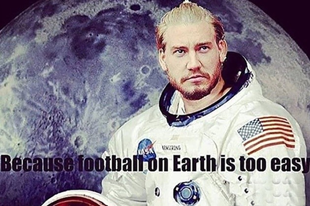 Cười té khói với loạt ảnh chế Bendtner giải nghệ - Bóng Đá