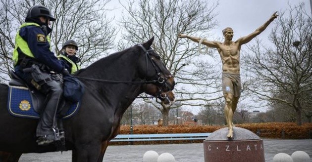 Ibrahimovic statue set on fire by angry Malmo supporters after Hammarby deal confirmed - Bóng Đá