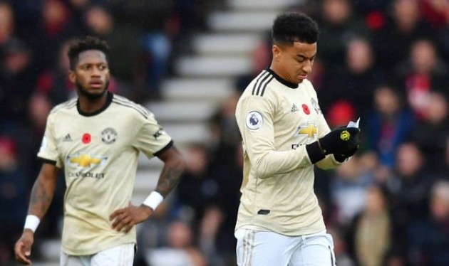 Man Utd ace Jesse Lingard looks baffled by Ole Gunnar Solskjaer's instructions - Bóng Đá