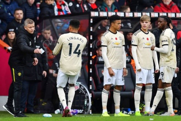 Man Utd ace Jesse Lingard looks baffled by Ole Gunnar Solskjaer's instructions - Bóng Đá
