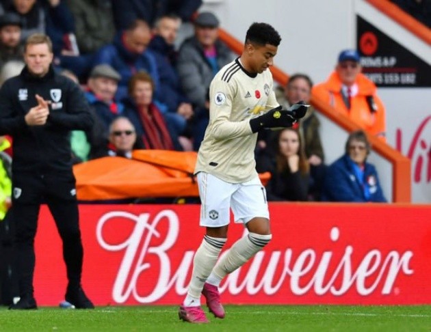 Man Utd ace Jesse Lingard looks baffled by Ole Gunnar Solskjaer's instructions - Bóng Đá