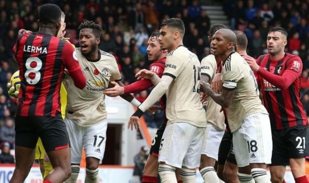 Man Utd ace Jesse Lingard looks baffled by Ole Gunnar Solskjaer's instructions - Bóng Đá