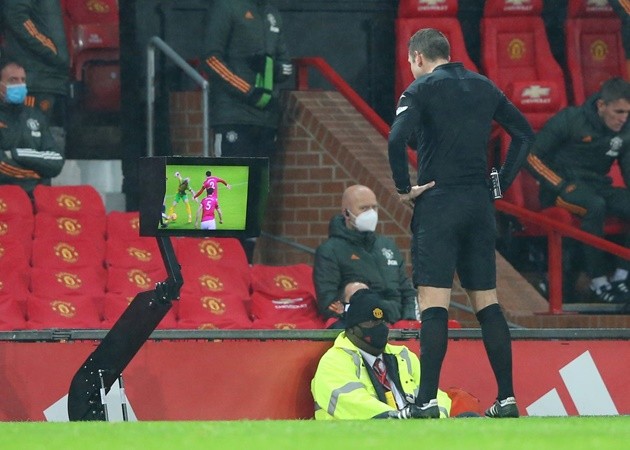 'It's a disgraceful decision': Rio Ferdinand SLAMS referee David Coote - Bóng Đá