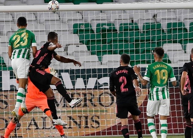 Ramos vụt sáng, Real Madrid ngược dòng kịch tính trên sân Betis - Bóng Đá