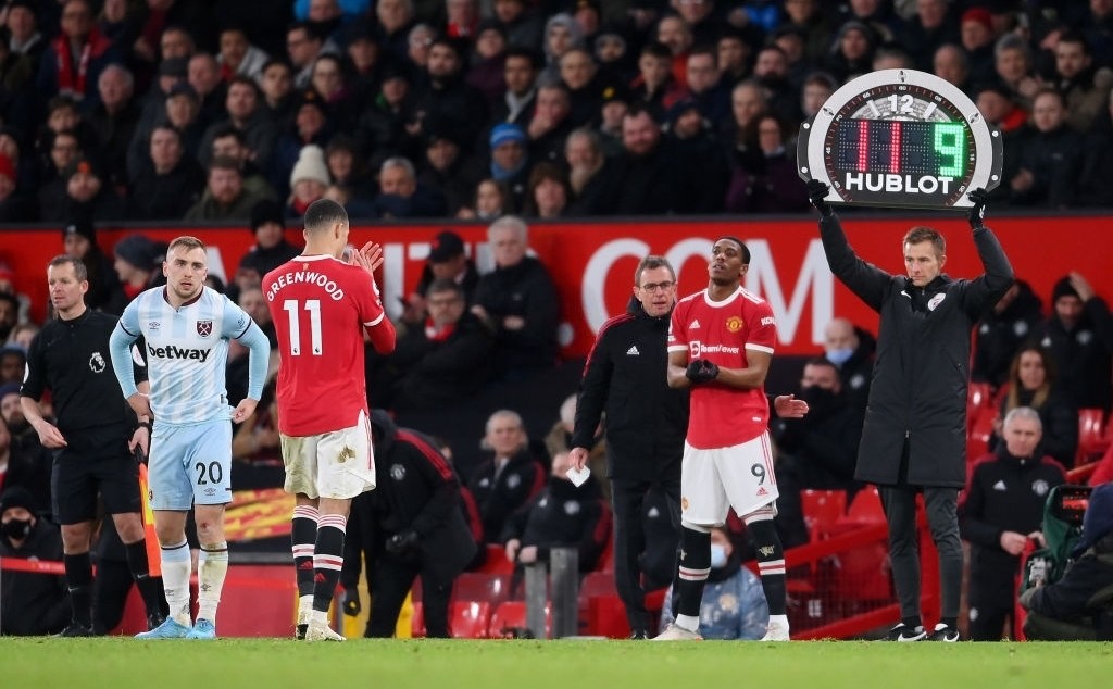 Rangnick ôm Martial sau trận - Bóng Đá