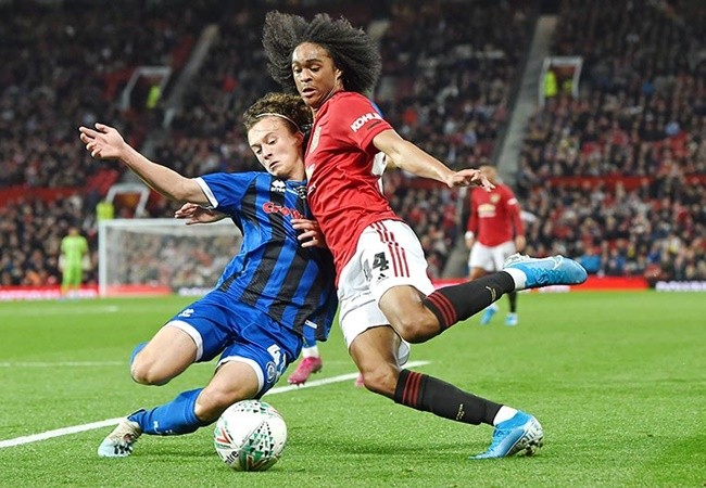 Man Utd and Man City in transfer battle for Rochdale sensation Luke Matheson - Bóng Đá