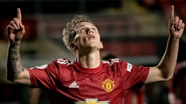 Man United fans react to Galbraith's new contract - Bóng Đá